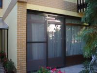 Nagy felület szúnyoghálóval védett, ám mégis szép látványt ad