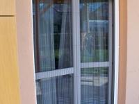 Pliszé szúnyogháló, függőlegesen szerelt, teljesen behúzva