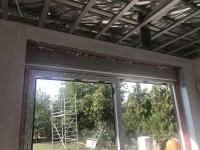 Alumínium redőnyrendszer ALUKON AK-FLEX redőnytokba: Kivitel: Alumínium kefézett zajcsökkentő redőnyvezető sín, alumínium-záró lamella, rejtett ütköző.  M-37 mm-es hőszigetelt alumínium redőnyléc.  https://www.alukon.com/rollladen/aufsatzrollladen/ak-flex/ Integrált (redőnytokba rejtett) szúnyogháló szerkezet, függőlegesen kézzel működtethető, alumínium-záró lamellával, enyhén szürke üvegszálas erősítésű hálóval. 